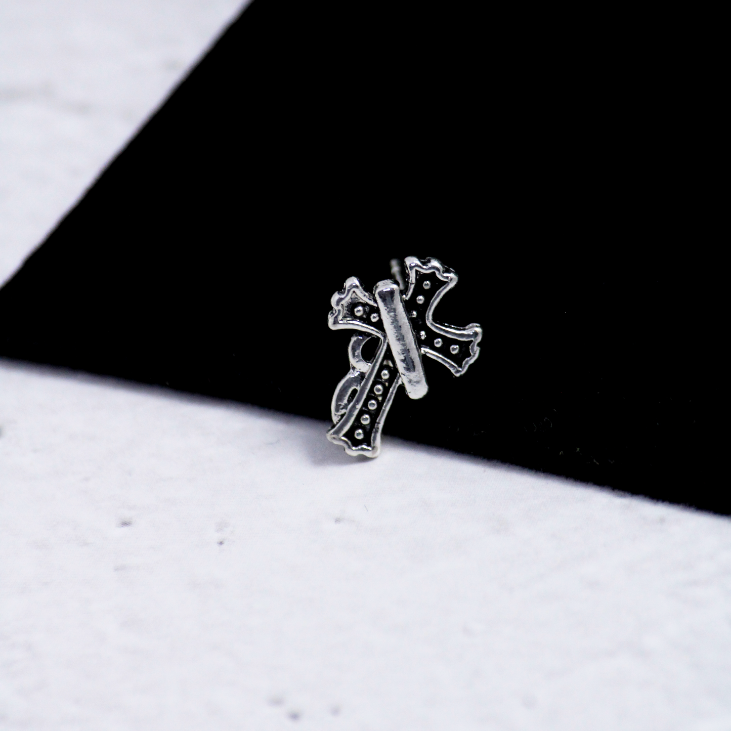 Suave X-Mark Studs