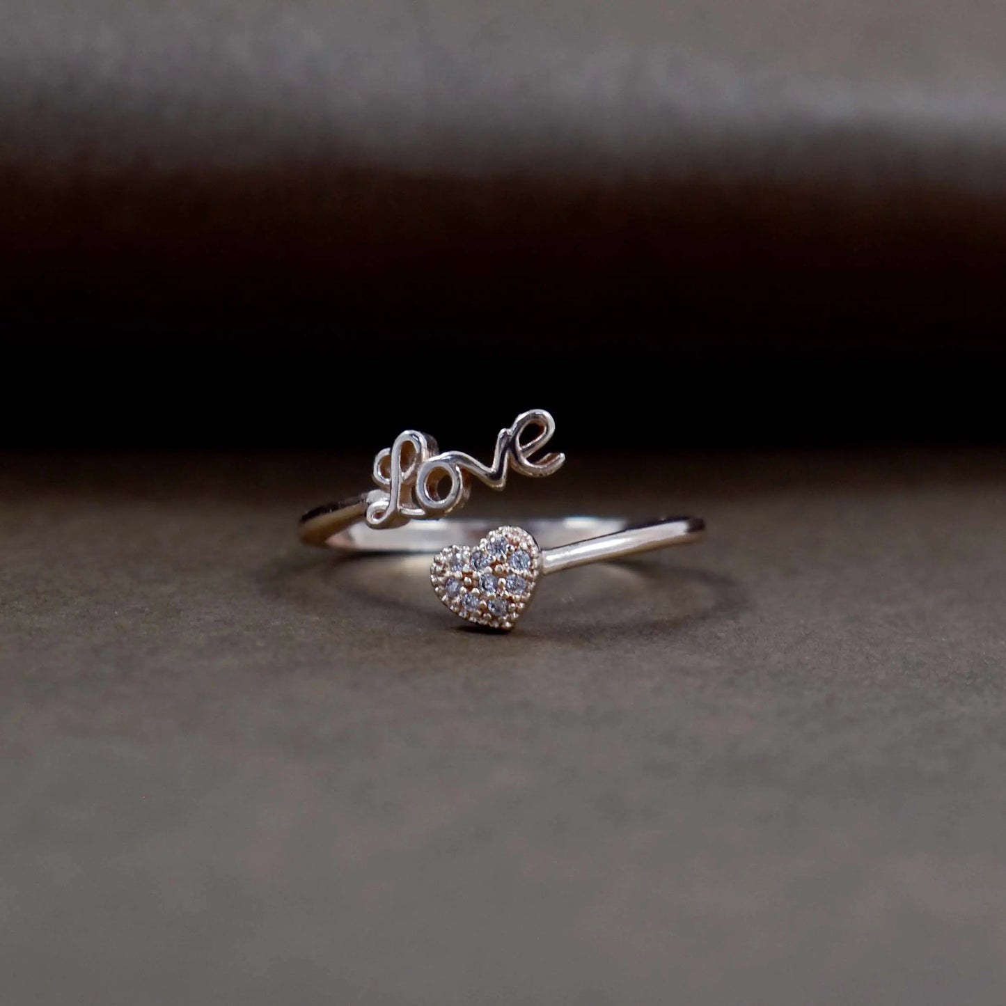 Case 143 love rose-gold ring