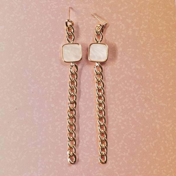 Mob Shoulder Gazer Gold Earrings