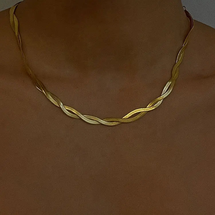 Effortless Glamour Golden Chain Salty