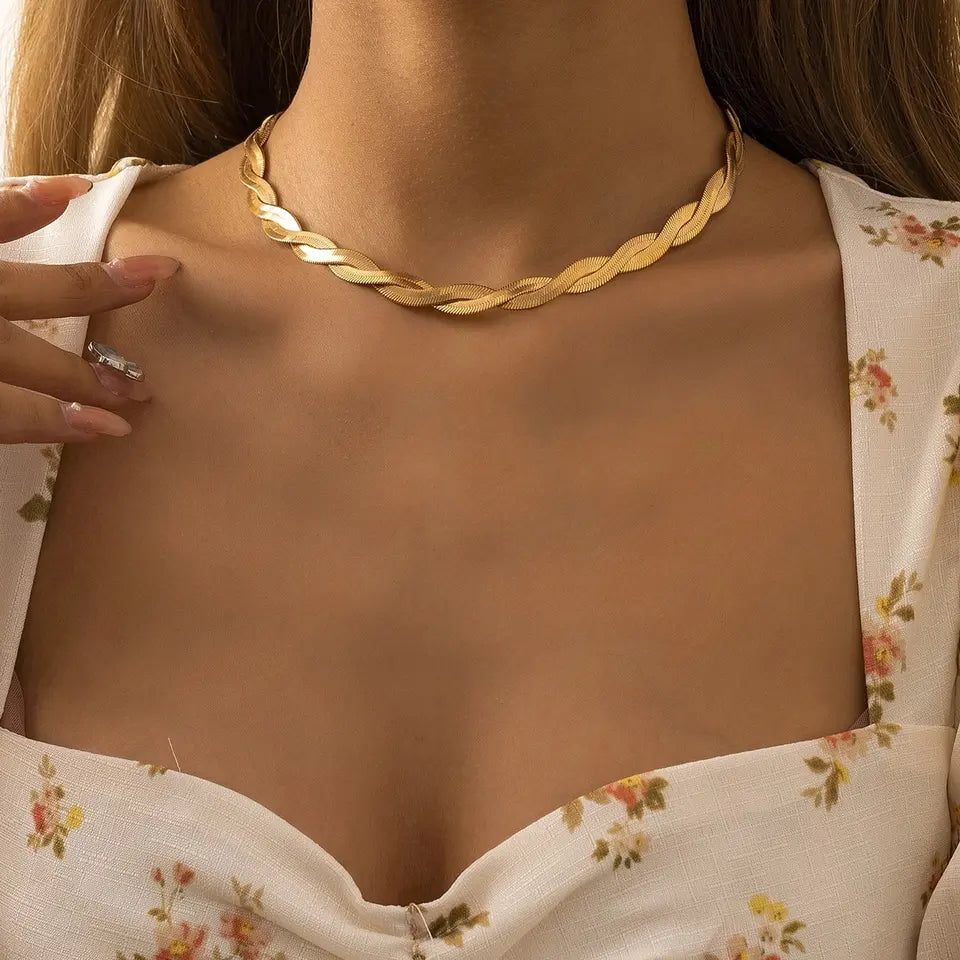 Effortless Glamour Golden Chain Salty