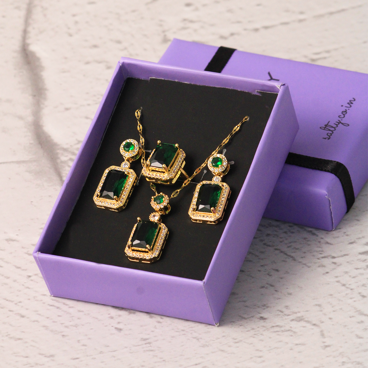 Kiara Advani Green Emerald Necklace and Earrings Set