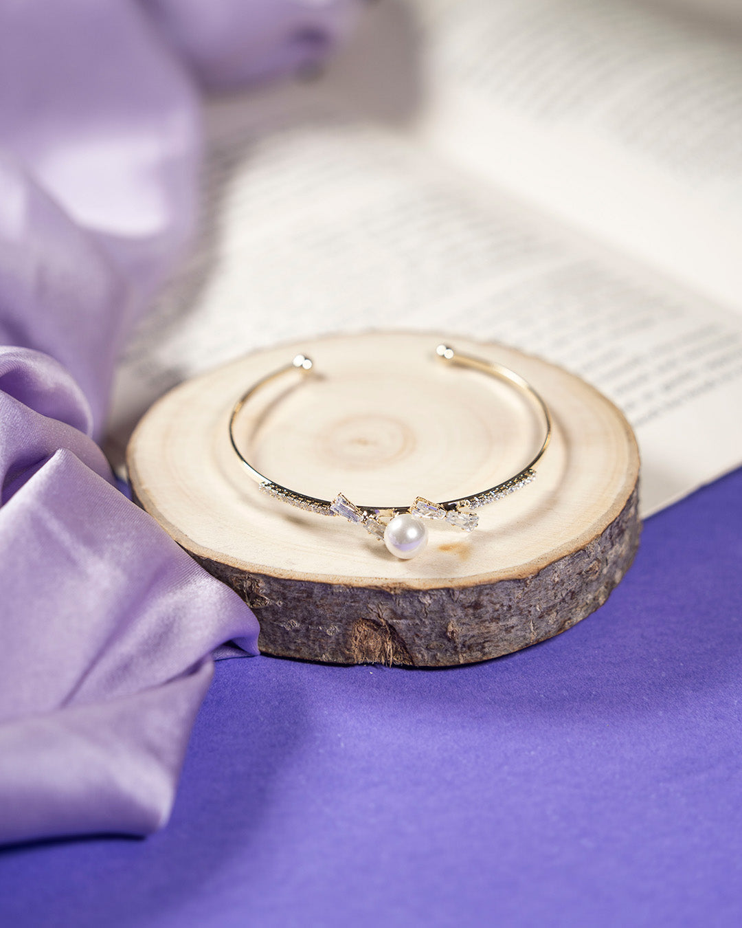 The Queen's Pearl Cuff - Gold