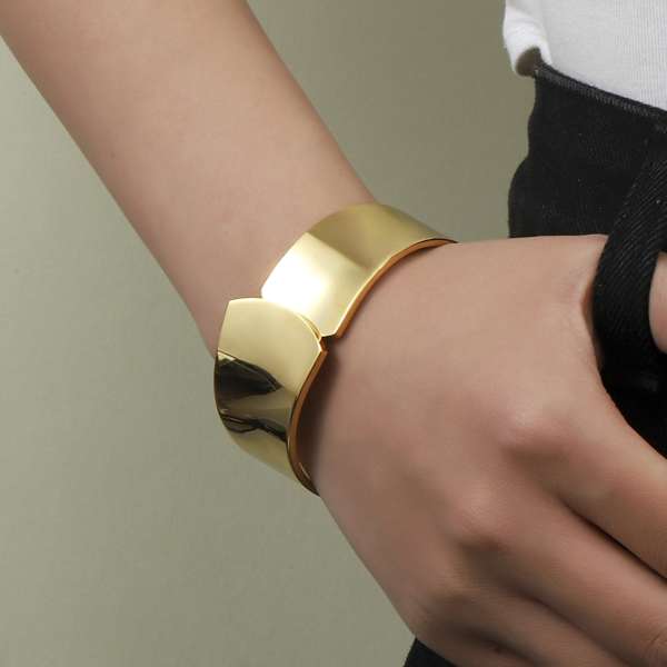 Luxe Radiance Gold Cuff