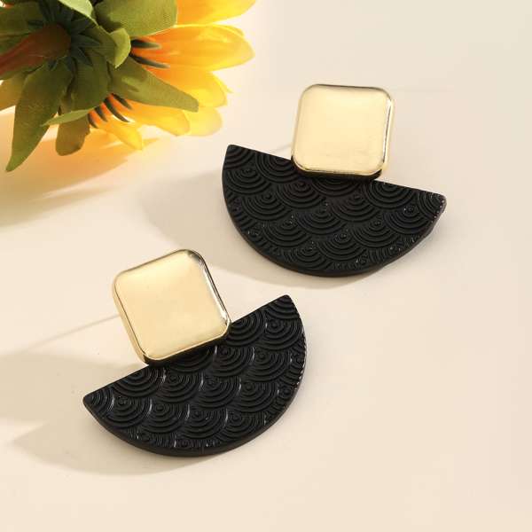 Lush Luxury Gold Earring