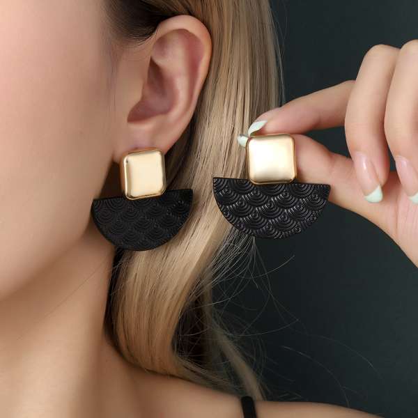 Lush Luxury Gold Earring