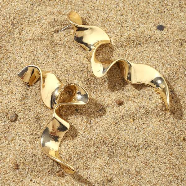 Upbeat Luxury Gold Earring