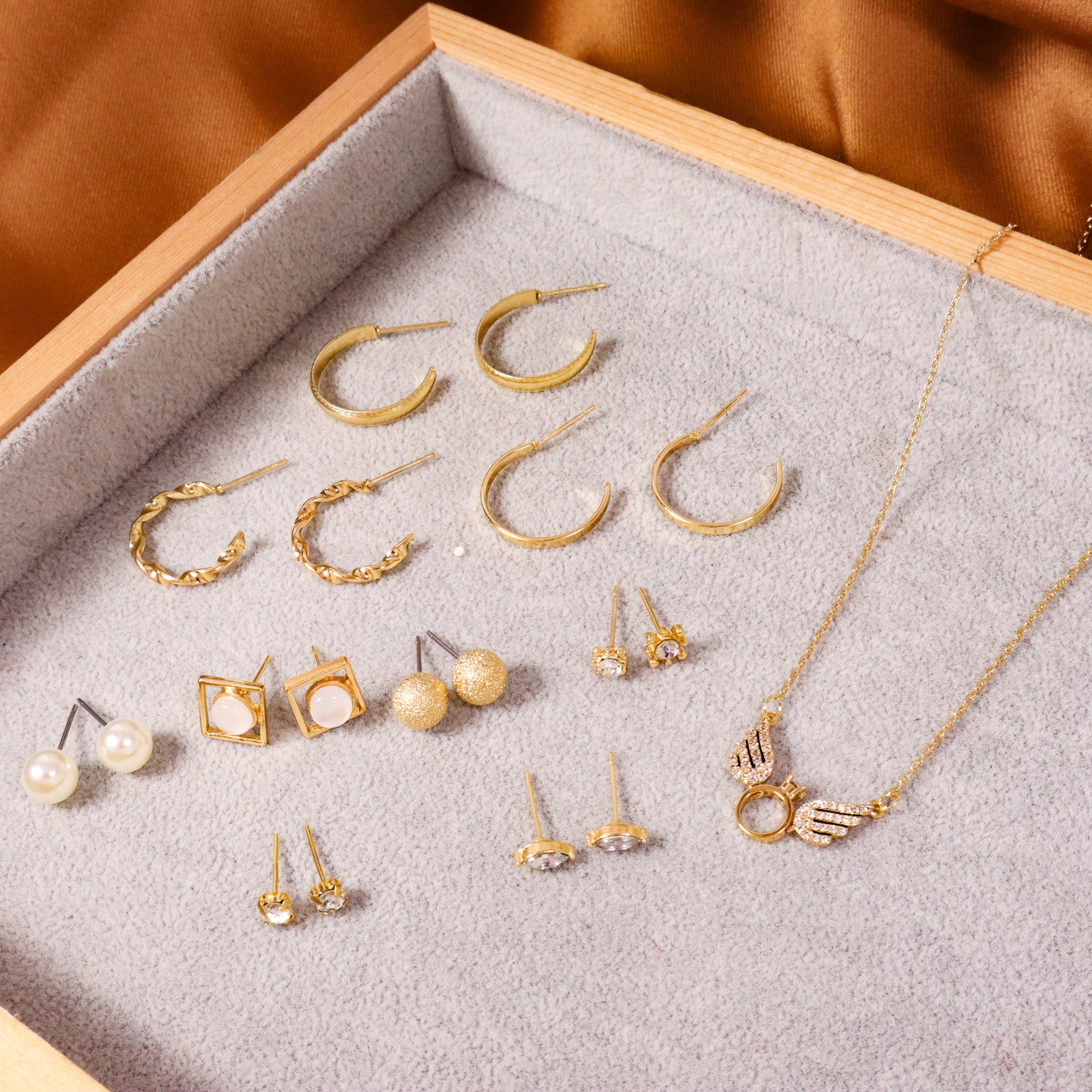 Golden casual Earrings and Necklace set