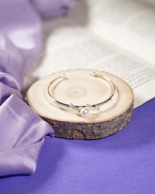 The Queen's Pearl Cuff - Gold